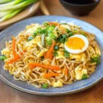 Chinesisch gebratene Nudeln mit Ei und Gemüse