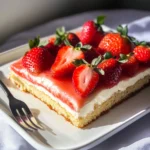 Erdbeerkuchen vom Blech mit Schmand & Pudding